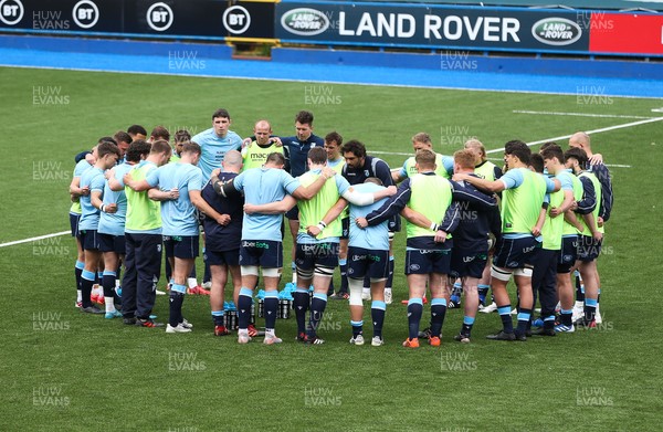 090521 - Cardiff Blues v Dragons, Guinness PRO14 Rainbow Cup - The Cardiff Blues team huddle together during warm up as Cardiff Blues head coach DaiYoung looks on