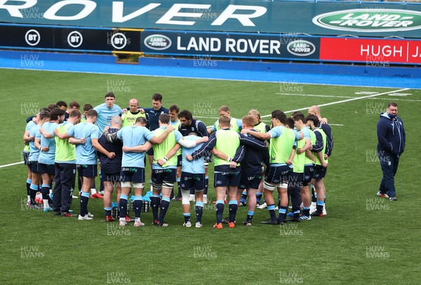 090521 - Cardiff Blues v Dragons, Guinness PRO14 Rainbow Cup - The Cardiff Blues team huddle together during warm up as Cardiff Blues head coach DaiYoung looks on