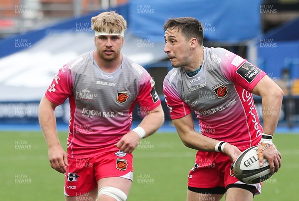 090521 - Cardiff Blues v Dragons, Guinness PRO14 Rainbow Cup - Sam Davies of Dragons feeds the ball out as Aaron Wainwright of Dragons supports