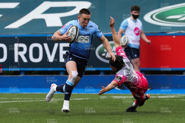 090521 - Cardiff Blues v Dragons, Guinness PRO14 Rainbow Cup - Josh Adams of Cardiff Blues races past Ioan Davies of Dragons to score try