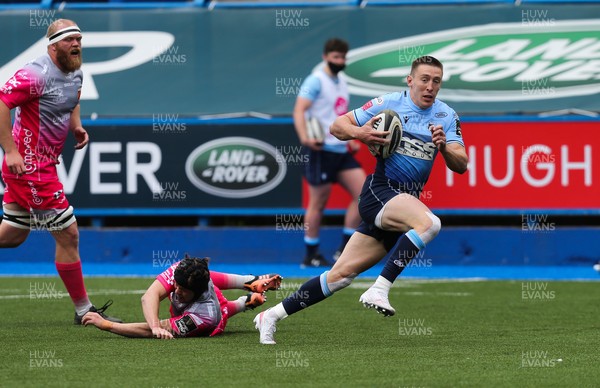 090521 - Cardiff Blues v Dragons, Guinness PRO14 Rainbow Cup - Josh Adams of Cardiff Blues races past Ioan Davies of Dragons to score try