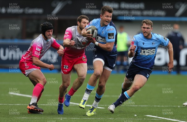 090521 - Cardiff Blues v Dragons, Guinness PRO14 Rainbow Cup - Jason Harries of Cardiff Blues gets past Ioan Davies of Dragons