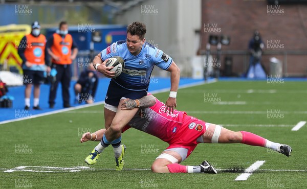 090521 - Cardiff Blues v Dragons, Guinness PRO14 Rainbow Cup - Jason Harries of Cardiff Blues is tackled by Ross Moriarty of Dragons