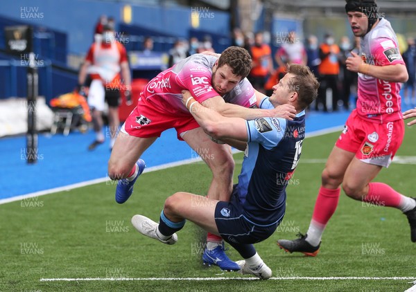 090521 - Cardiff Blues v Dragons, Guinness PRO14 Rainbow Cup - Jonah Holmes of Dragons is tackled by Hallam Amos of Cardiff Blues