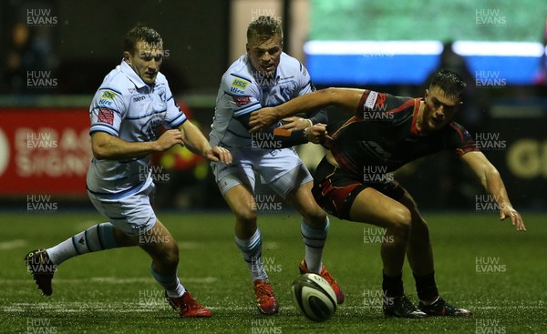 211218 - Cardiff Blues v Dragons - Guinness PRO14 - Garyn Smith and Gareth Anscombe of Cardiff Blues go for the ball with Jared Rosser of Dragons