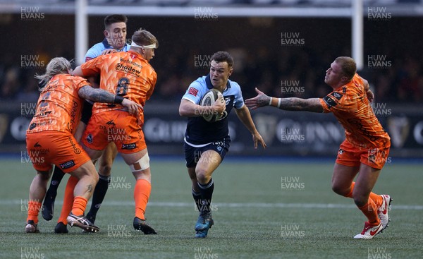 261219 - Cardiff Blues v Dragons - Guinness PRO14 - Jarrod Evans of Cardiff Blues gets past Ross Moriarty of Dragons