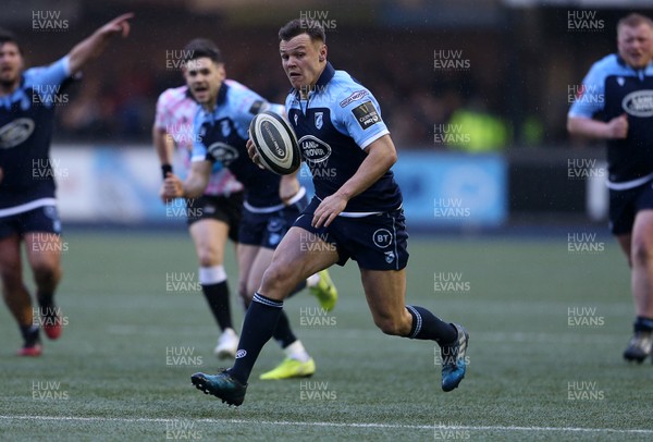 261219 - Cardiff Blues v Dragons - Guinness PRO14 - Jarrod Evans of Cardiff Blues makes a break to set up the first try