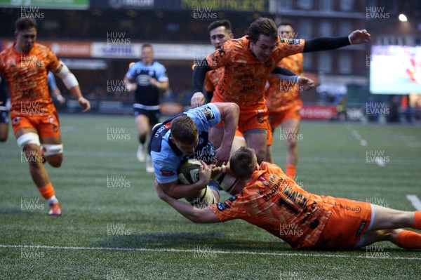 261219 - Cardiff Blues v Dragons - Guinness PRO14 - Shane Lewis-Hughes of Cardiff Blues scores a try