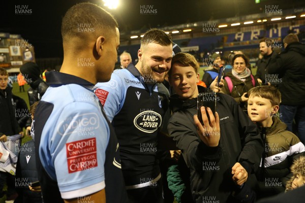 261219 - Cardiff Blues v Dragons - Guinness PRO14 - Owen Lane of Cardiff Blues has a picture with fans at full time