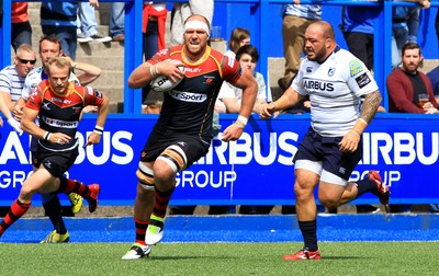 290815 - Cardiff Blues v Newport Gwent Dragons - Preseason friendly - Rynard Landman of Dragons outpaces Craig Mitchell of Blues