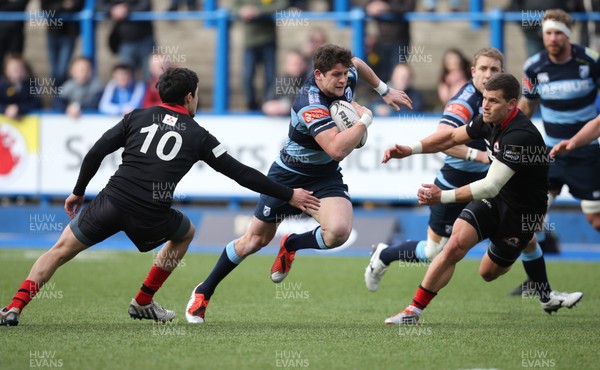 010315 - Cardiff Blues v Edinburgh Rugby, Guinness PRO12 -Cardiff Blues Lloyd Williams races past Edinburgh's Jade Te Rureaway to score try