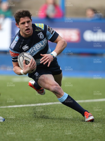 010315 - Cardiff Blues v Edinburgh Rugby, Guinness PRO12 -Cardiff Blues Lloyd Williams dives in to score try