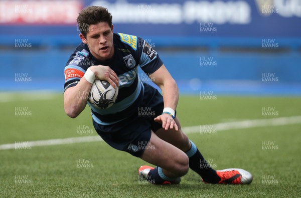 010315 - Cardiff Blues v Edinburgh Rugby, Guinness PRO12 -Cardiff Blues Lloyd Williams dives in to score try