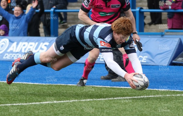 010315 - Cardiff Blues v Edinburgh Rugby, Guinness PRO12 -Cardiff Blues Rhys Patchell dives in to score try