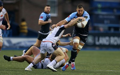 051019 - Cardiff Blues v Edinburgh Rugby - Guinness PRO14 - Josh Turnbull of Cardiff Blues is tackled by Nic Groom of Edinburgh