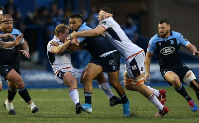 051019 - Cardiff Blues v Edinburgh Rugby - Guinness PRO14 - Willis Halaholo of Cardiff Blues is tackled by Jaco van der Walt and Luke Crosbie of Edinburgh