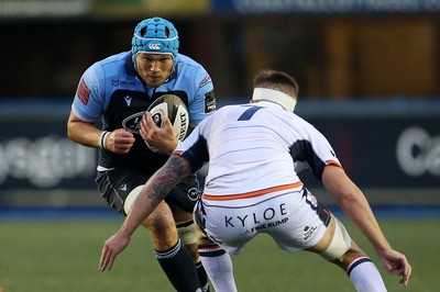 051019 - Cardiff Blues v Edinburgh Rugby - Guinness PRO14 - Ollie Robinson of Cardiff Blues takes on Luke Crosbie of Edinburgh