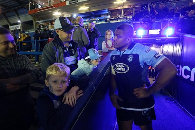 051019 - Cardiff Blues v Edinburgh Rugby - Guinness PRO14 - Nick Williams of Cardiff Blues talks to fans