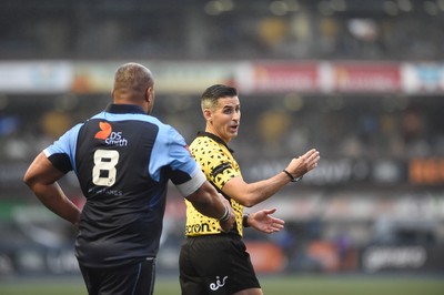 051019 - Cardiff Blues v Edinburgh Rugby - Guinness PRO14 - Referee Frank Murphy explains his decision to Nick Williams of Cardiff Blues 