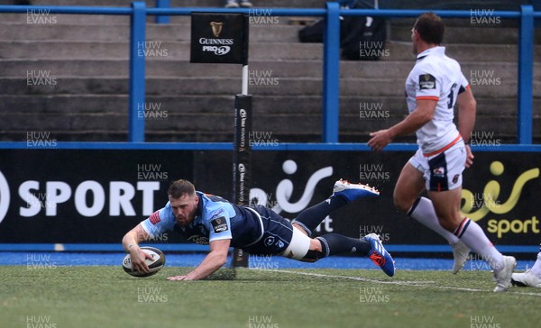 051019 - Cardiff Blues v Edinburgh Rugby - Guinness PRO14 - Owen Lane of Cardiff Blues runs in to score a try