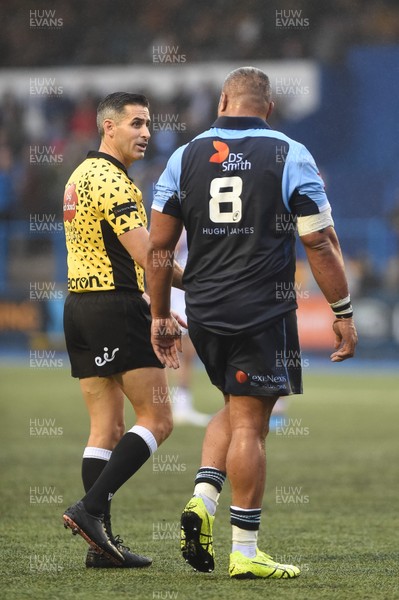 051019 - Cardiff Blues v Edinburgh Rugby - Guinness PRO14 - Referee Frank Murphy explains his decision to Nick Williams of Cardiff Blues 