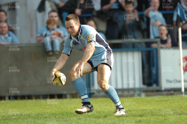 14.04.07 - Cardiff Blues v Edinburgh - Magners League - Cardiff's Rhys Williams runs in for his 1st try 