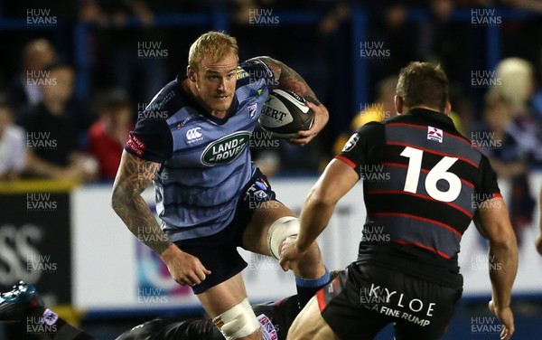010917 - Cardiff Blues v Edinburgh Rugby - Guinness PRO14 - Damian Welch of Cardiff Blues is tackled by Jamie Ritchie and Ross Ford of Edinburgh