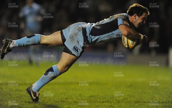 20.02.09 - Cardiff Blues v Glasgow - Magners League - Cardiff's Dafydd Hewitt breaks through to score try. 