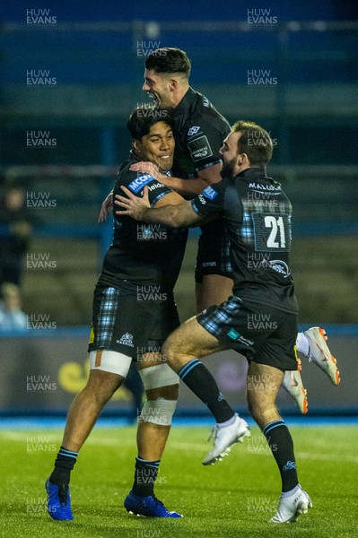 060119 - Cardiff Blues v Glasgow Warriors, Guinness PRO14 - George Turner celebrates his try with team mates 