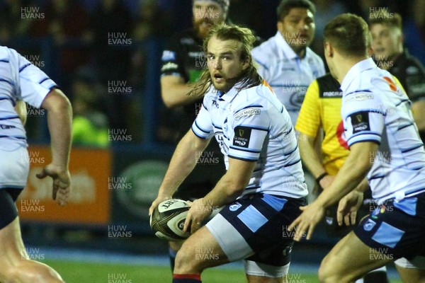 160219 - Cardiff Blues v Glasgow Warriors - GuinnessPRO14 - Kristian Dacey of Cardiff Blues spreads the ball wide