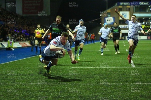 160219 - Cardiff Blues v Glasgow Warriors - GuinnessPRO14 - Owen Lane of Cardiff Blues scores a try