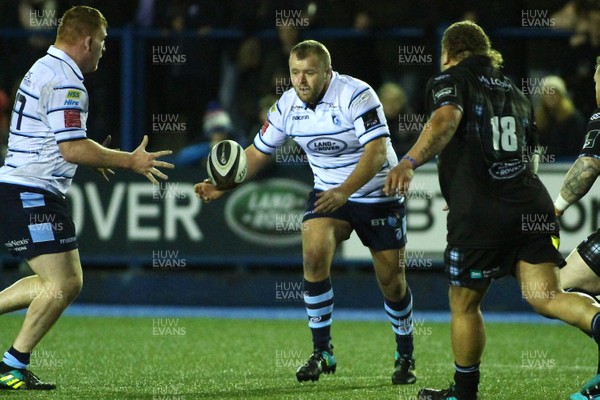 160219 - Cardiff Blues v Glasgow Warriors - GuinnessPRO14 - Scott Andrews of Cardiff Blues offloads to Rhys Carre