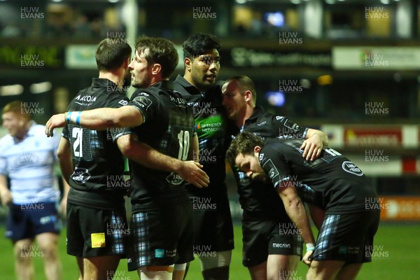 160219 - Cardiff Blues v Glasgow Warriors - GuinnessPRO14 - Players of Glasgow celebrate at the final whistle