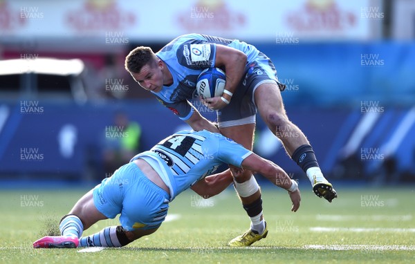 211018 - Cardiff Blues v Glasgow Warriors - European Rugby Champions Cup - Jason Harries of Cardiff Blues is tackled by Lee Jones of Glasgow Warriors