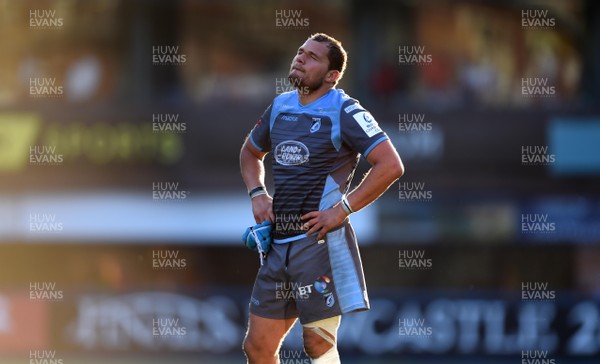 211018 - Cardiff Blues v Glasgow Warriors - European Rugby Champions Cup - Olly Robinson of Cardiff Blues looks dejected
