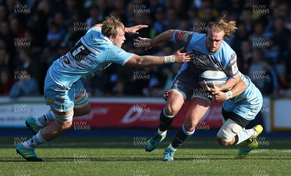 211018 - Cardiff Blues v Glasgow Warriors - Heineken Champions Cup - Kristian Dacey of Cardiff Blues is tackled by Jonny Gray and Ryan Wilson of Glasgow Warriors