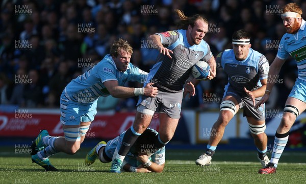 211018 - Cardiff Blues v Glasgow Warriors - Heineken Champions Cup - Kristian Dacey of Cardiff Blues is tackled by Jonny Gray and Ryan Wilson of Glasgow Warriors