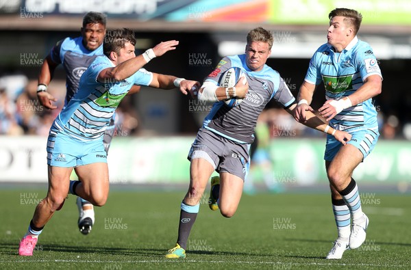 211018 - Cardiff Blues v Glasgow Warriors - Heineken Champions Cup - Gareth Anscombe of Cardiff Blues is tackled by DTH van der Merwe and Huw Jones of Glasgow Warriors