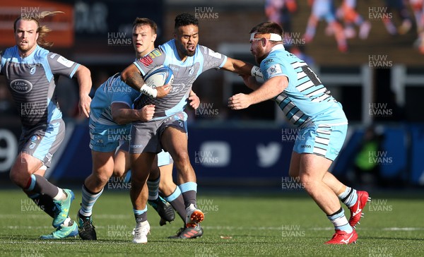 211018 - Cardiff Blues v Glasgow Warriors - Heineken Champions Cup - Willis Halaholo of Cardiff Blues is tackled by Oli Kebble and D'Arcy Rae of Glasgow Warriors