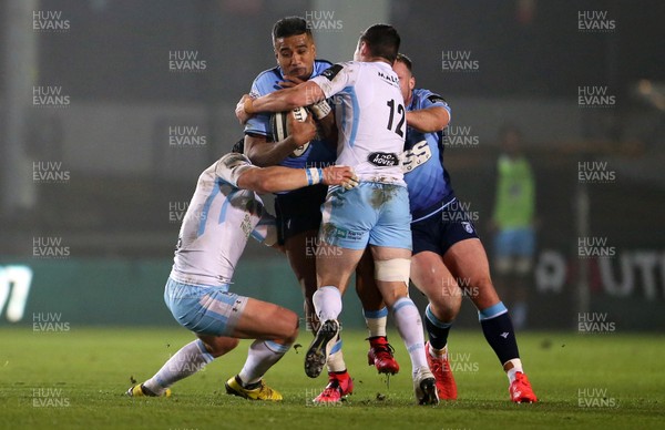 291120 - Cardiff Blues v Glasgow Warriors - Guinness PRO14 - Rey Lee-Lo of Cardiff Blues is tackled by Peter Horne and Robbie Fergusson of Glasgow