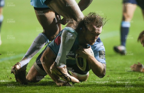 291120 - Cardiff Blues v Glasgow Warriors, Guinness PRO14 - Kristian Dacey of Cardiff Blues powers through to score try