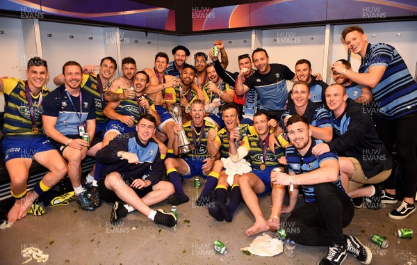 110518 - Cardiff Blues v Gloucester - European Rugby Challenge Cup Final - Cardiff Blues players and staff celebrate in the dressing room