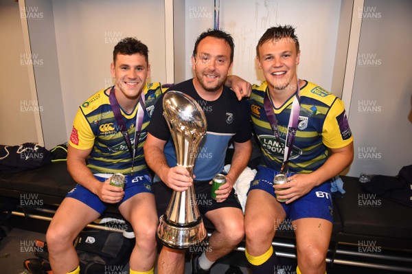 110518 - Cardiff Blues v Gloucester - European Rugby Challenge Cup Final - Tomos Williams, Matt Sherratt and Jarrod Evans of Cardiff Blues celebrate in the dressing room