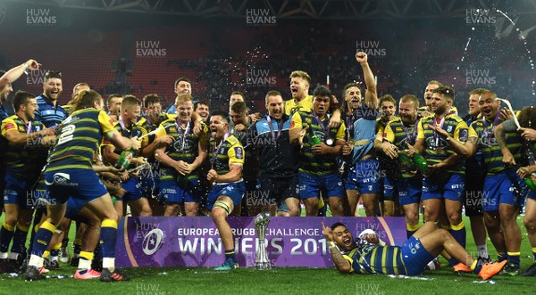 110518 - Cardiff Blues v Gloucester - European Rugby Challenge Cup Final - Cardiff Blues players celebrate