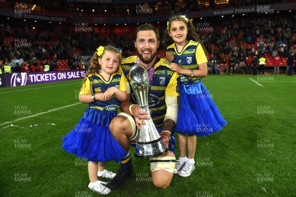 110518 - Cardiff Blues v Gloucester - European Rugby Challenge Cup Final - Josh Navidi and his daughters celebrate