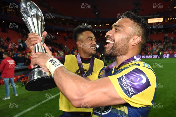 110518 - Cardiff Blues v Gloucester - European Rugby Challenge Cup Final - Rey Lee-Lo and Willis Halaholo of Cardiff Blues celebrate