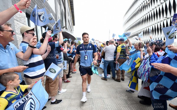 110518 - Cardiff Blues v Gloucester - European Rugby Challenge Cup Final - Ellis Jenkins of Cardiff Blues walks to the Stadium