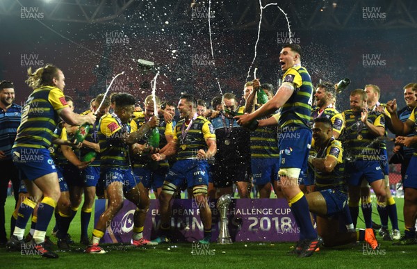 110518 - Cardiff Blues v Gloucester - European Rugby Challenge Cup Final - Cardiff Blues players celebrate