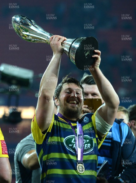 110518 - Cardiff Blues v Gloucester - European Rugby Challenge Cup Final - Brad Thyer of Cardiff Blues lifts the trophy