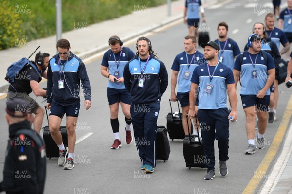 110518 - Cardiff Blues v Gloucester - European Rugby Challenge Cup Final - Blaine Scully, Josh Navidi and Kirby Myhill of Cardiff Blues walks to the Stadium